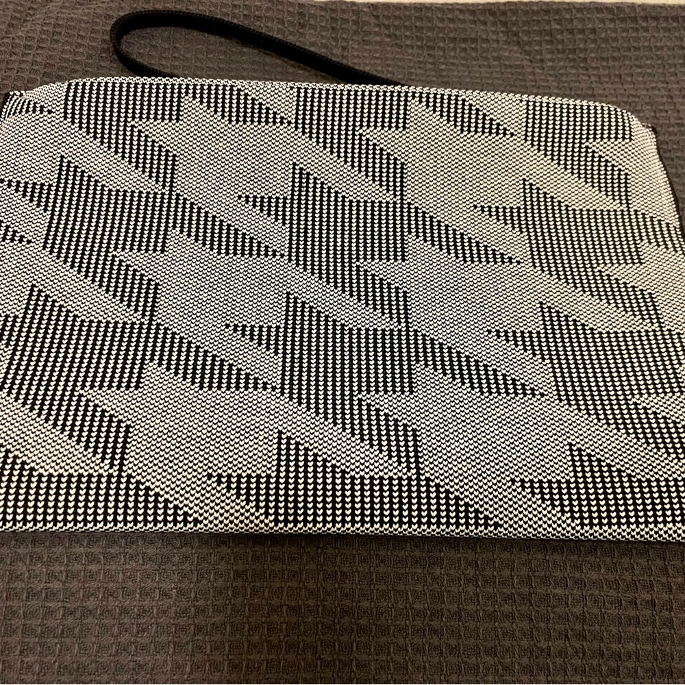 ✨CCO Sale✨ Rothy’s Grey Houndstooth Wristlet